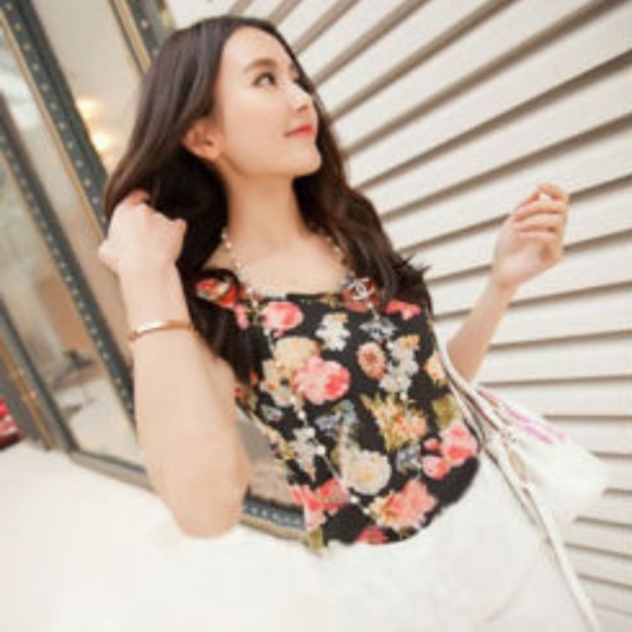 Black Floral Lightweight Tank Top Blouse - Picture 2 of 7